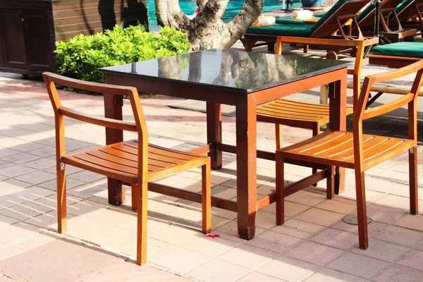 Vintage tarzı koltukları bahçede ayarla