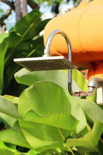 Buitendouche met de natuur bij het zwembad — Stockfoto