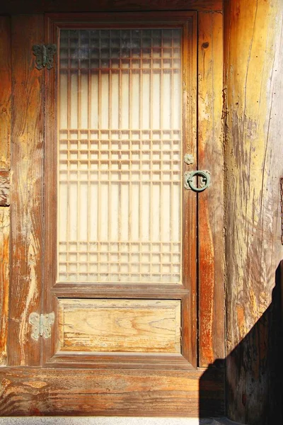 Janela tradicional de antigo na arquitetura coreana — Fotografia de Stock