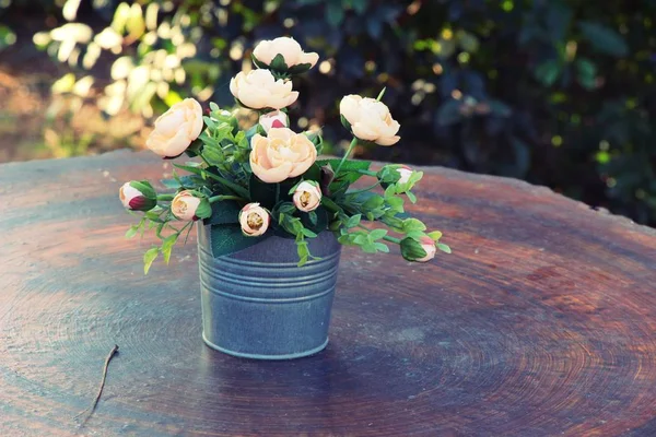 Hermosas rosas vintage de flores artificiales — Foto de Stock