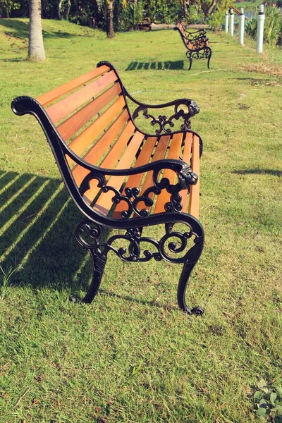 Set chaises de style vintage dans le jardin — Photo