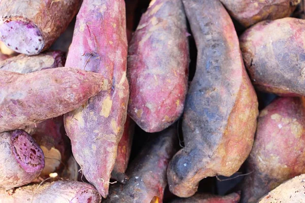 Frische Süßkartoffeln auf dem Markt zum Kochen — Stockfoto