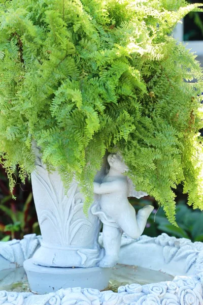 Statua decorativa è la bellezza in giardino — Foto Stock