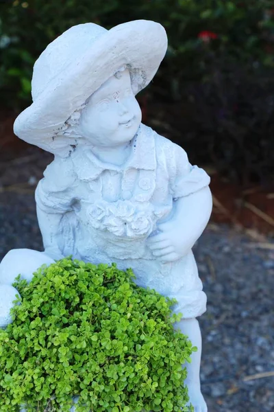 装飾的な像は庭園の美しさ — ストック写真