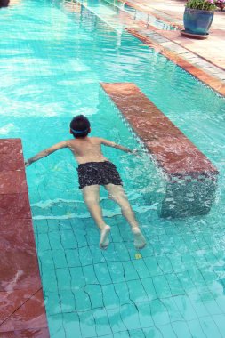 Çocuk havuzu ile çiçek yüzüyor