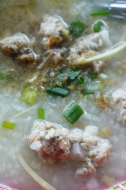 Domuz eti ile haşlanmış pirinç lezzetli