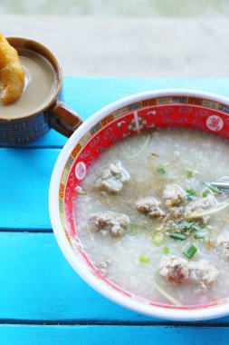 Domuz eti ile haşlanmış pirinç lezzetli