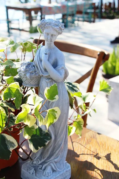 Decoratieve standbeeld is schoonheid in de tuin — Stockfoto