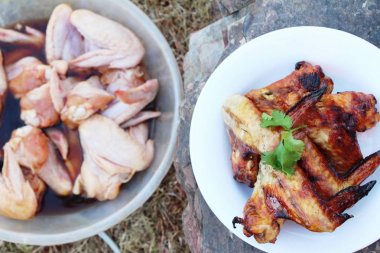 Baharatlı sos lezzetli ızgara tavuk kanatları
