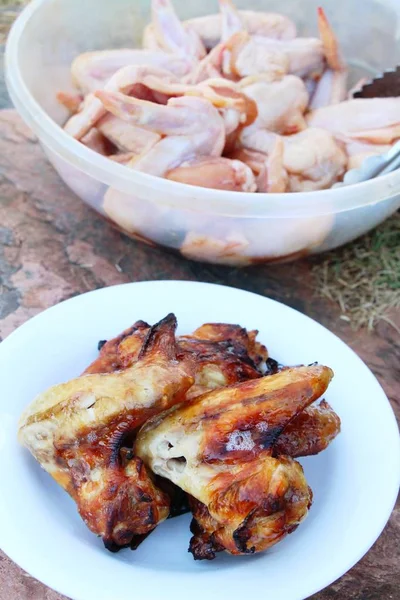 Baharatlı sos lezzetli ızgara tavuk kanatları — Stok fotoğraf