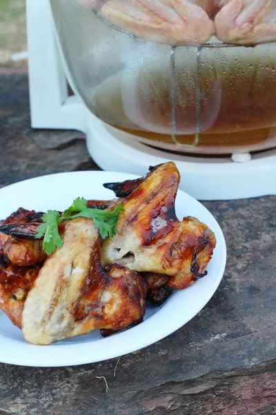 맛 있는 매운 소스와 구운된 닭 날개 — 스톡 사진