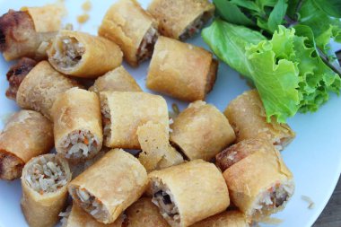 Meze yemek için geleneksel tava böreği