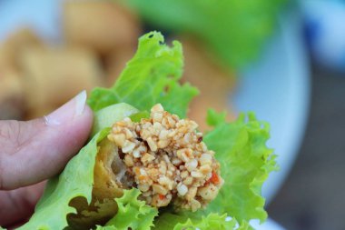 Meze yemek için geleneksel tava böreği