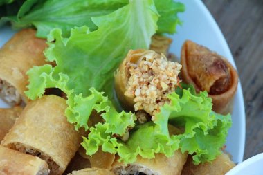 Meze yemek için geleneksel tava böreği