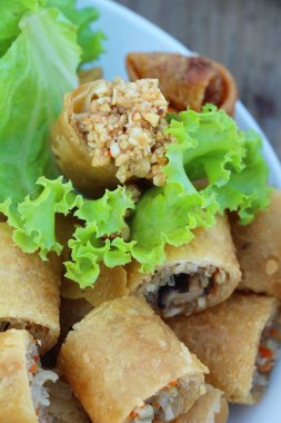 Meze yemek için geleneksel tava böreği