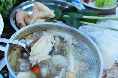 Baharatlı tavuk çorbası ile sebze lezzetlidir