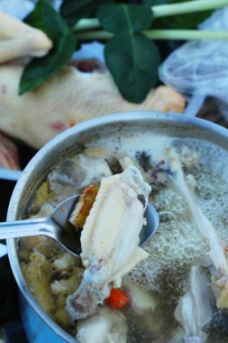 Baharatlı tavuk çorbası ile sebze lezzetlidir