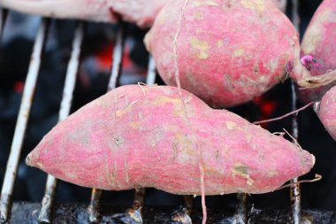 Tatlı patates ızgara ocakta lezzetlidir