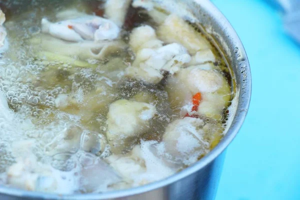 Sopa picante de frango é deliciosa com legumes — Fotografia de Stock