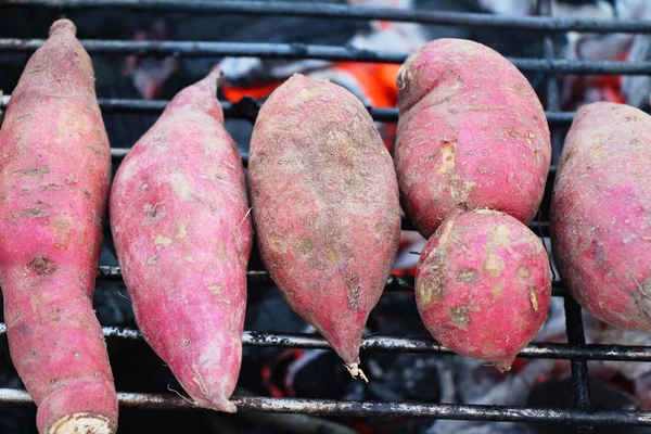Zoete aardappelen grill op fornuis is heerlijk — Stockfoto