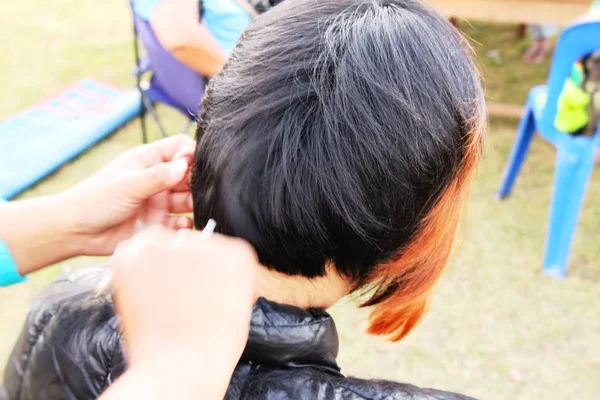 Σαλόνι μαλλιά, κομμωτήριο κοπής μαλλιά μιας γυναίκας — Φωτογραφία Αρχείου