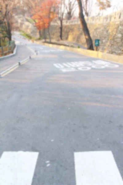 Güney kore otomobil ile bulanık sokak — Stok fotoğraf