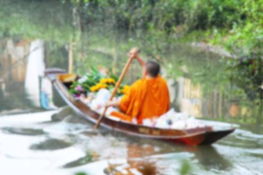Bulanık Budist rahip River Kayık