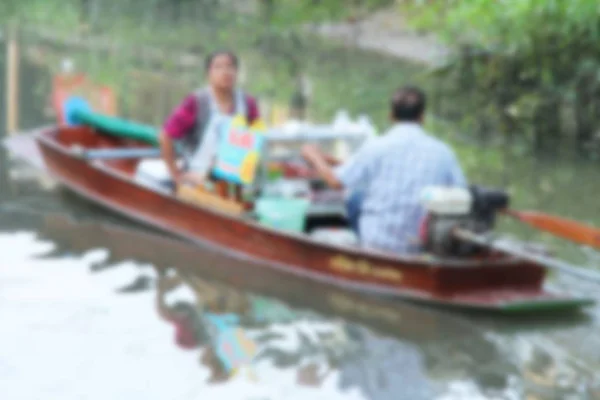 Wazig winkel shop in roeiboot aan rivier — Stockfoto