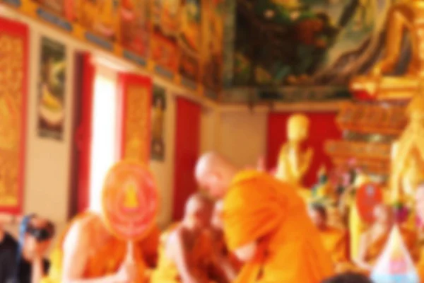 Viele buddhistische Mönche im thailändischen Tempel verschwommen — Stockfoto