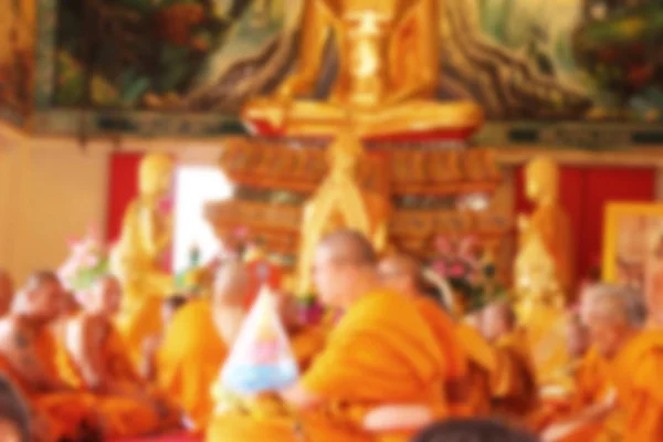 Viele buddhistische Mönche im thailändischen Tempel verschwommen — Stockfoto