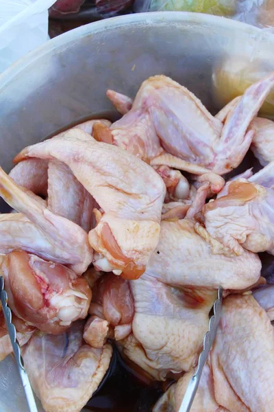 Fare le ali di pollo è delizioso per grigliate — Foto Stock