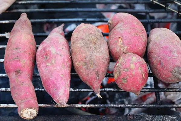 Tatlı patates ızgara ocakta lezzetlidir — Stok fotoğraf