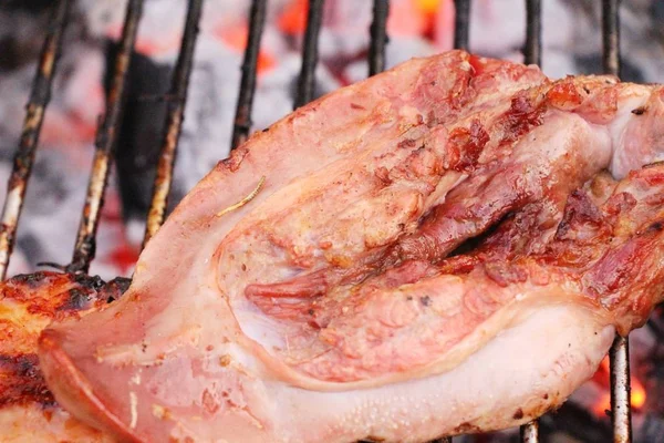 Língua de porco grelhada deliciosa no fogão — Fotografia de Stock
