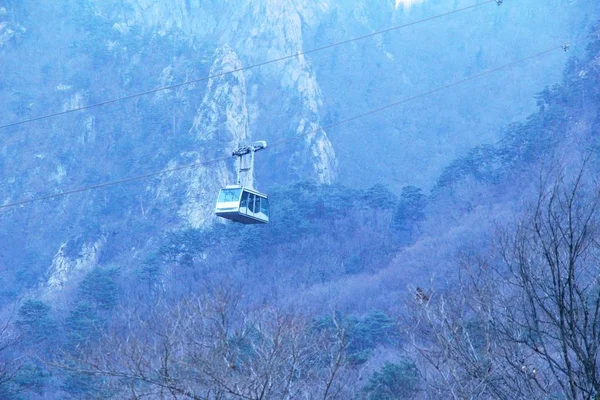 सीओरॅकन राष्ट्रीय उद्यान, कोरिया मध्ये केबलवे शरद ऋतूतील पर्वत लँडस्केप — स्टॉक फोटो, इमेज