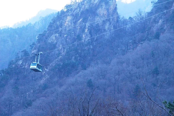 Cableway outono paisagem de montanha no parque nacional Seoraksan, Coréia — Fotografia de Stock