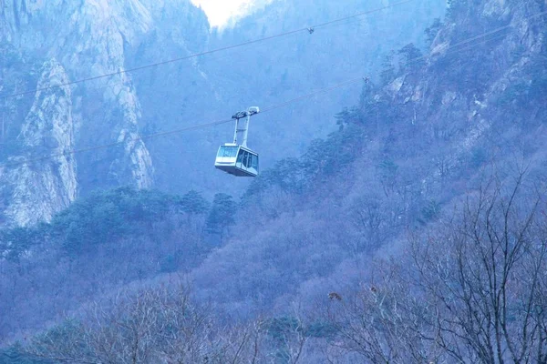 Kolejka linowa jesień górskich krajobrazów w Seoraksan Parku Narodowego, Korea — Zdjęcie stockowe