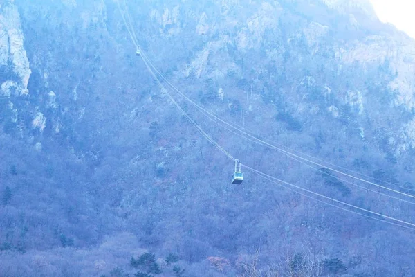 Cableway outono paisagem de montanha no parque nacional Seoraksan, Coréia — Fotografia de Stock