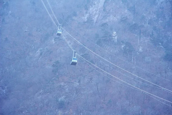Cableway outono paisagem de montanha no parque nacional Seoraksan, Coréia — Fotografia de Stock
