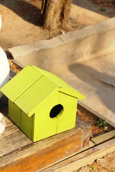 Maison d'oiseaux en bois avec la nature — Photo