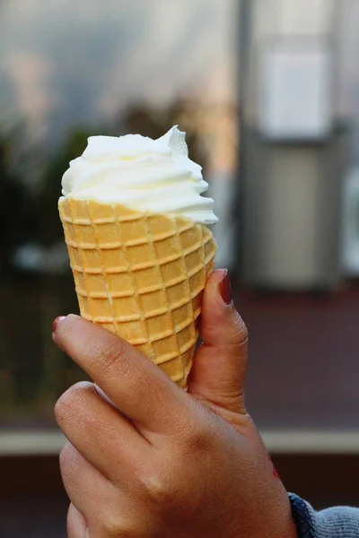 Glass i konen läcker till hands — Stockfoto