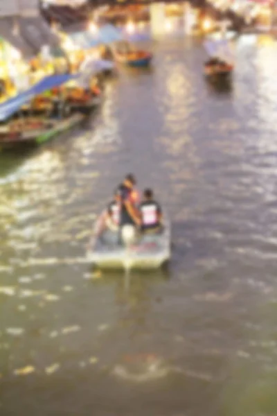 Verschwommenes Geschäft in Ruderboot am Fluss — Stockfoto