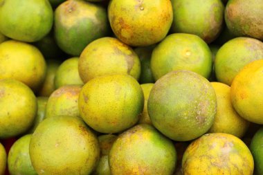 Olgun turuncu meyve markette lezzetlidir