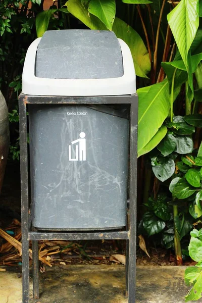 Trashcan de madeira vintage velho — Fotografia de Stock