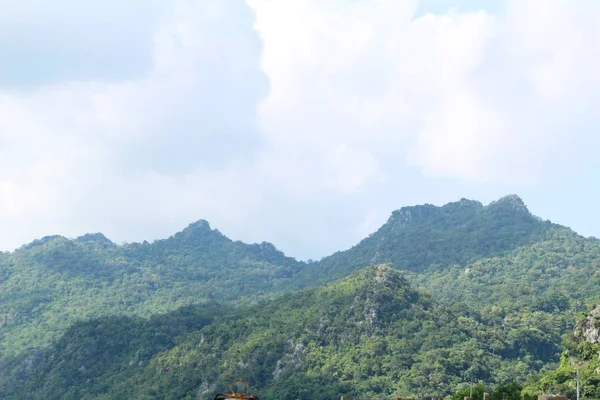 Pemandangan gunung dan hutan dengan alam — Stok Foto