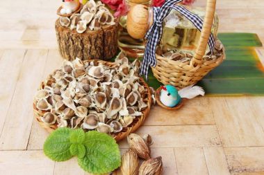 Arka plan ağaç Moringa oleifera petrol ve tohumlar üzerinde