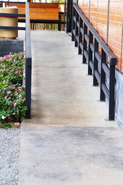 Bahçedeki taş merdiven yol