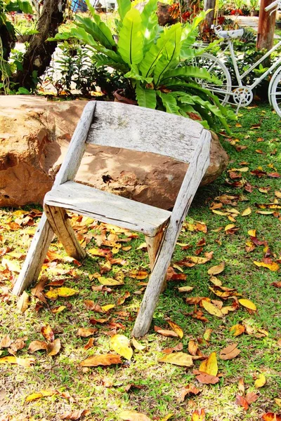 Holzstühle im Garten Vintage-Stil — Stockfoto