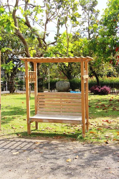 Sedie in legno in giardino in stile vintage — Foto Stock