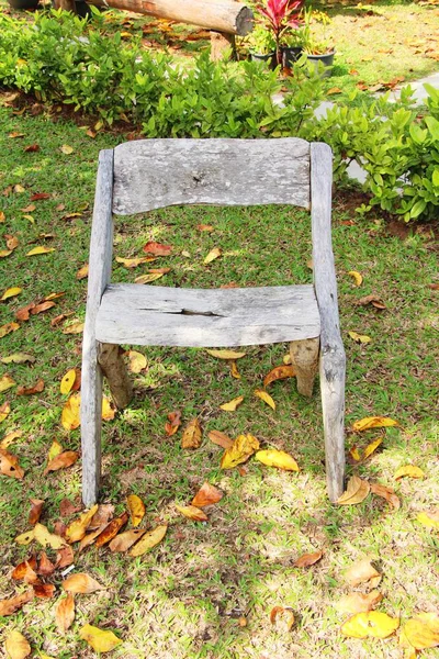 Деревянные стулья в старинном садовом стиле — стоковое фото