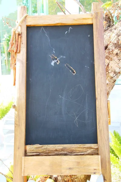 Alte Schiefertafel im Park — Stockfoto